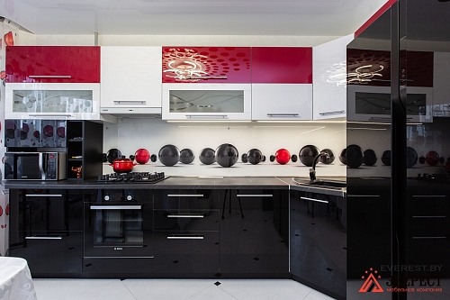 Угловая кухня черно-красного цвета.  �3