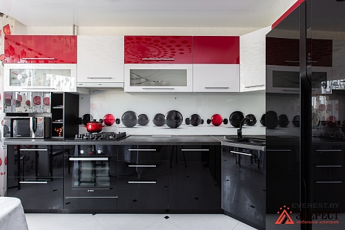 Угловая кухня черно-красного цвета.  �4