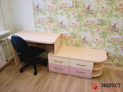 Письменный стол в детскую комнату для девочки