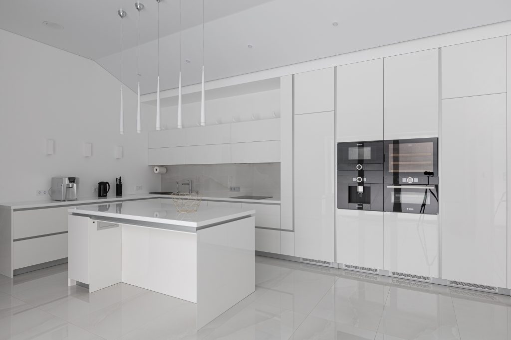 Угловая кухня с островом " Ultra White"