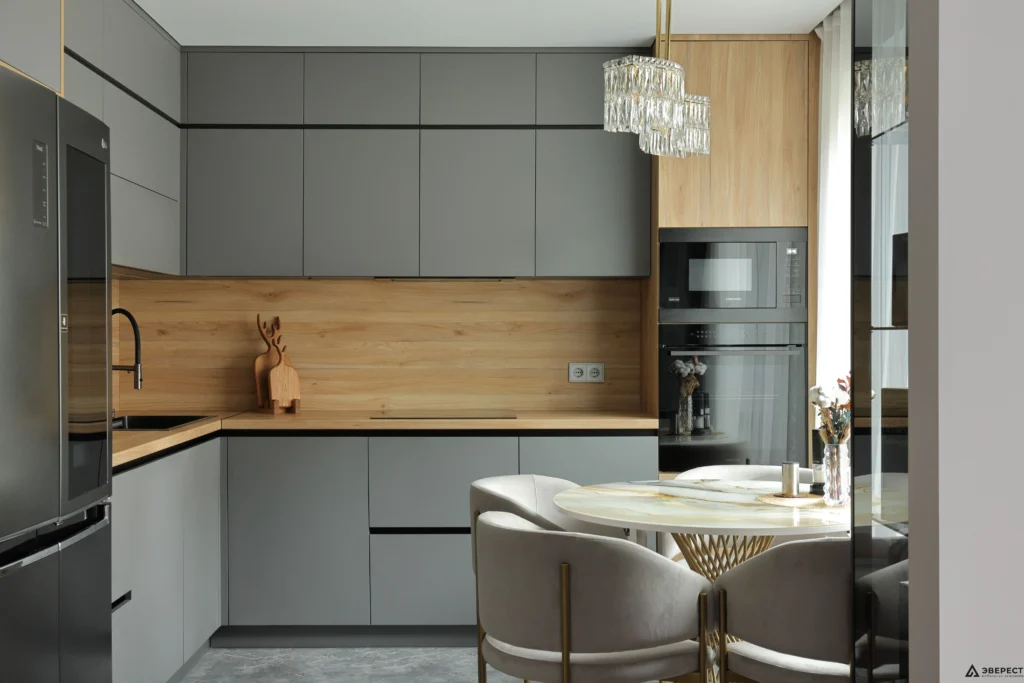 Угловая кухня с витриной