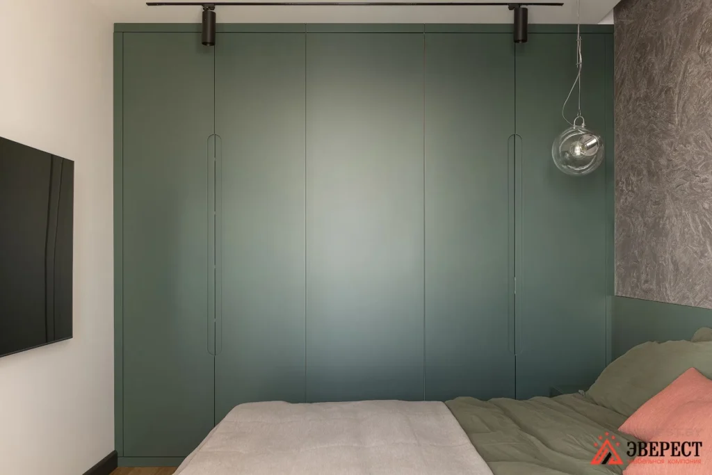 Шкаф в спальню "Изумруд" с прикроватными тумбами и панелью