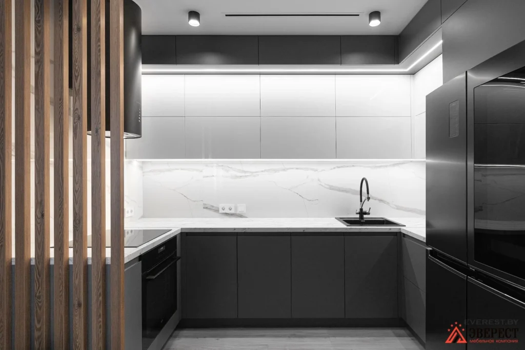 П-образная кухня под потолок с рейками "Агнесс"