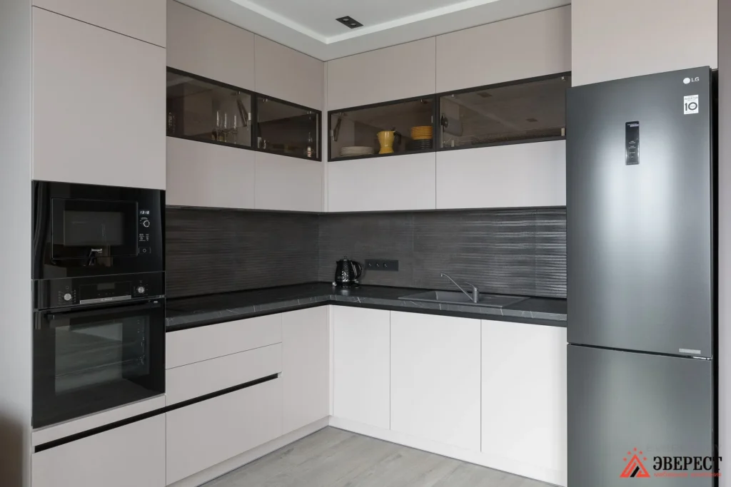 Угловая кухня под потолок в "ЖК Петровщина"