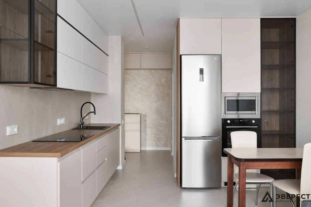 Двурядная кухня "Крокус" с витринами