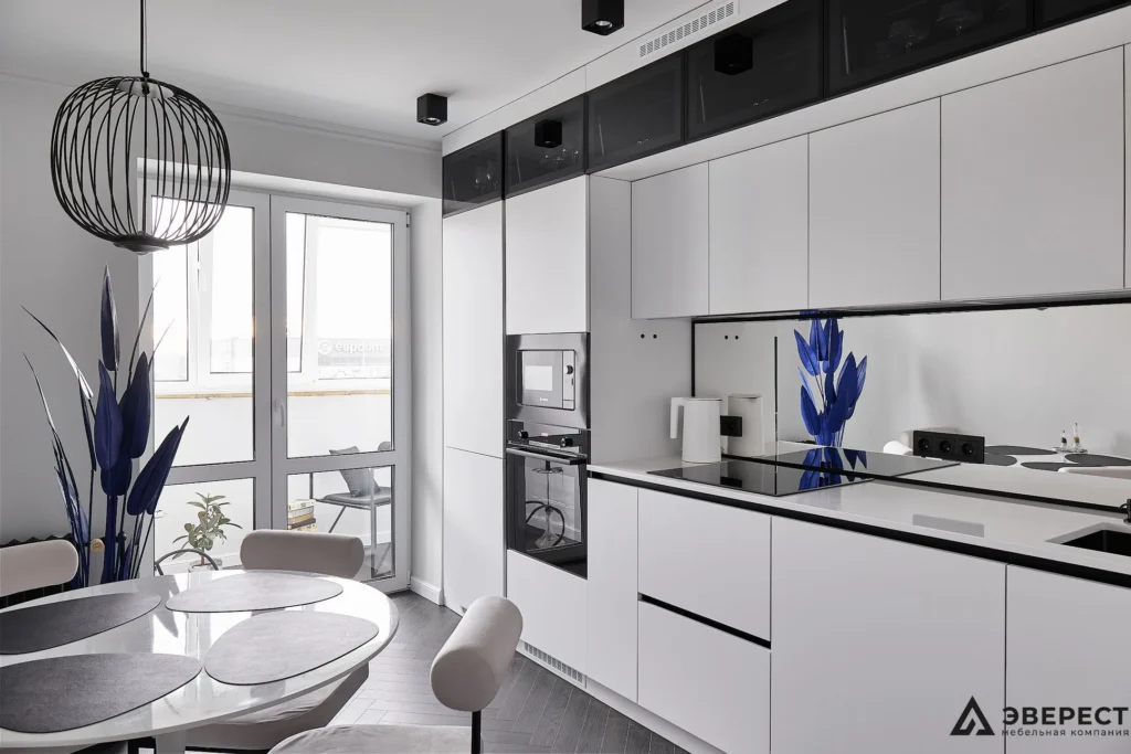 Линейная кухня "Зорг" с зеркальным фартуком