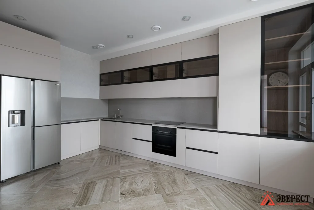 Угловая кухня с фасадами из Акрила под потолок "Альбион"