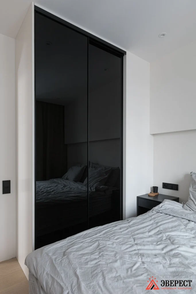 Шкаф с дверями лакобель "Черный принц"