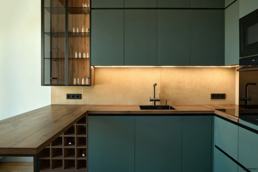 Угловая кухня с барной стойкой