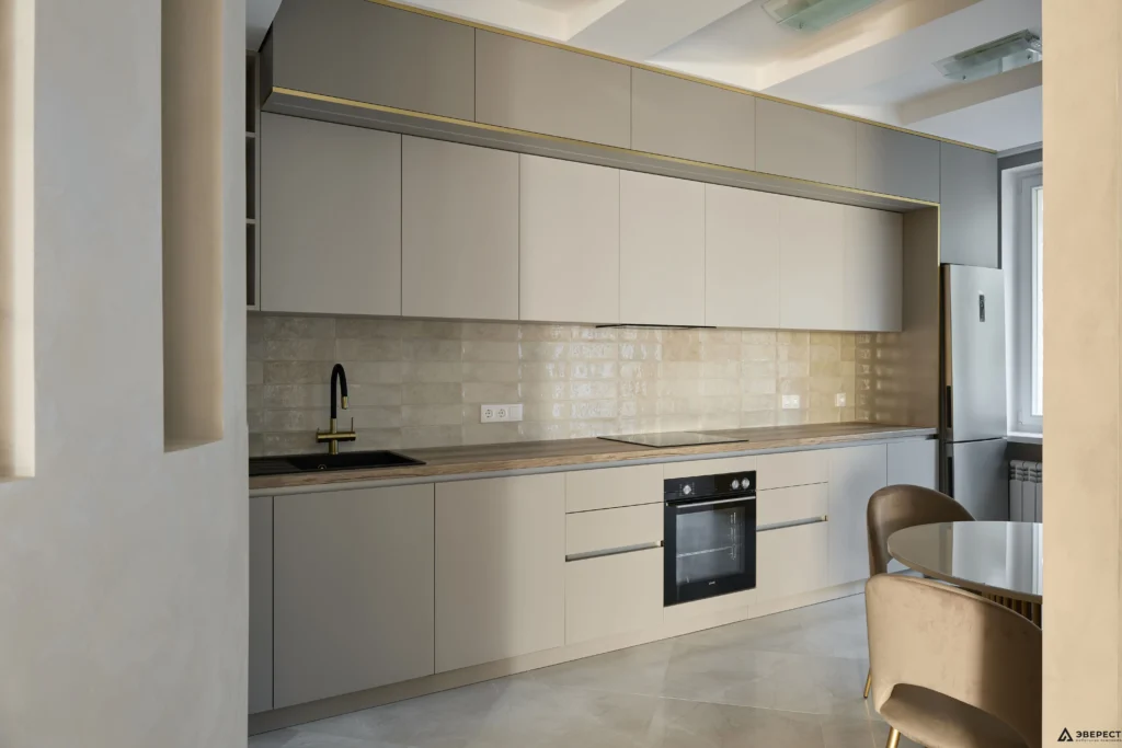 Линейная кухня под потолок