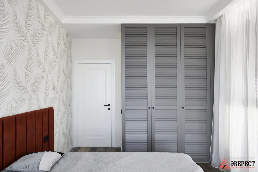 Шкаф для спальни с жалюзийными фасадами
