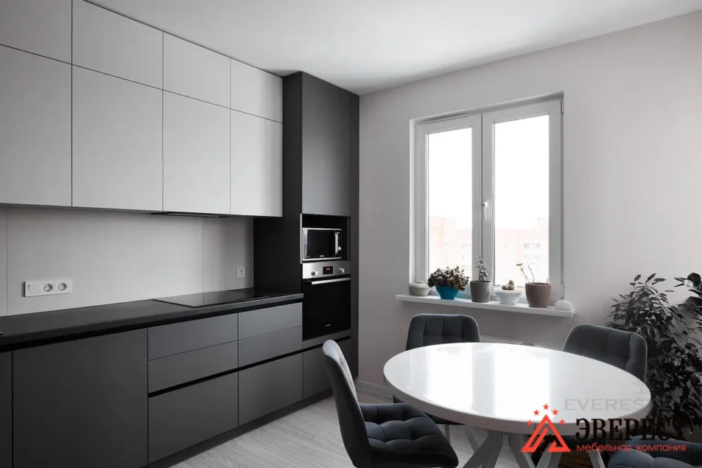 Угловая кухня в потолок с матовыми фасадами
