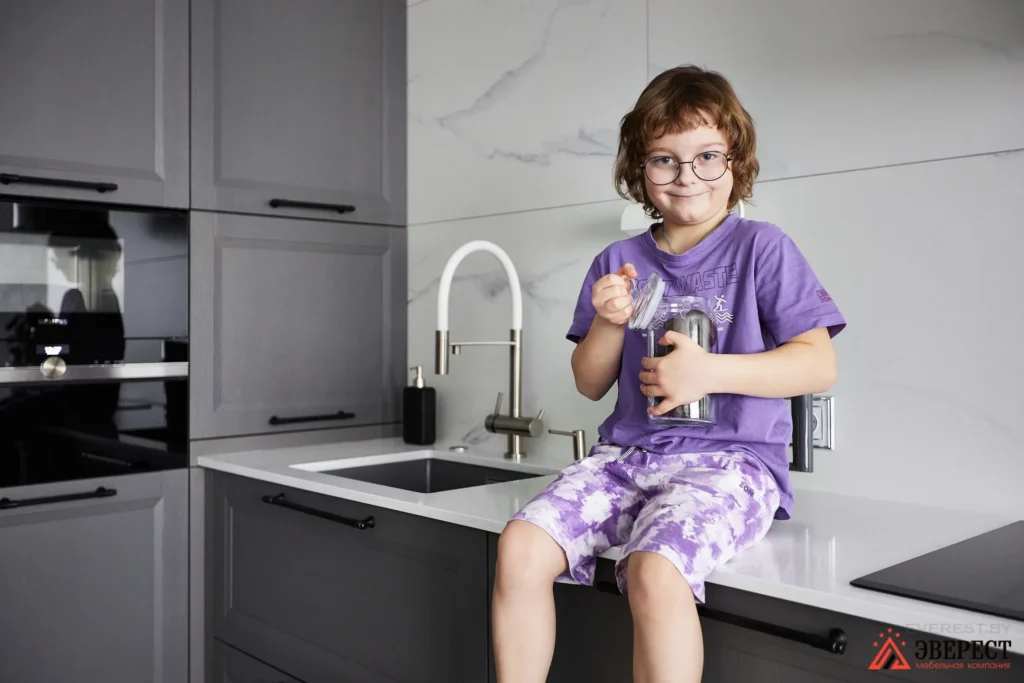 Угловая кухня из Массива Дуба "Грей"