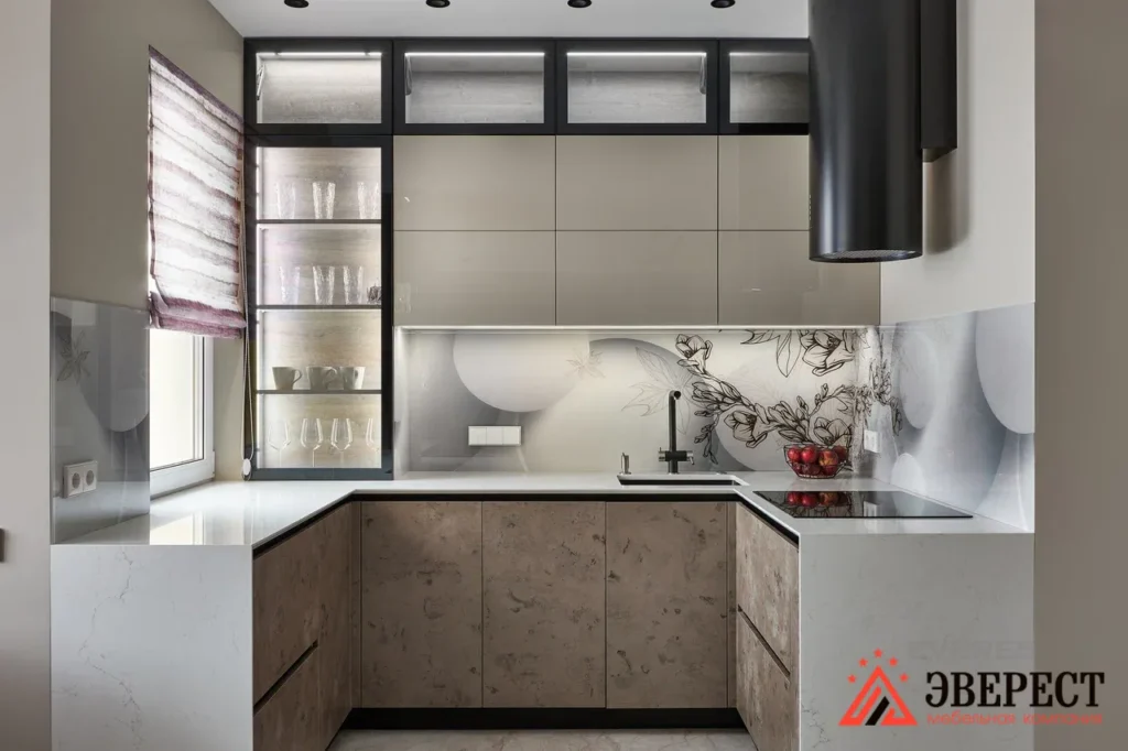 П образная кухня под потолок со стеклянными фасадами