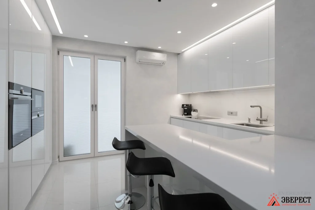 Белая глянцевая кухня с барной стойкой "Милана"